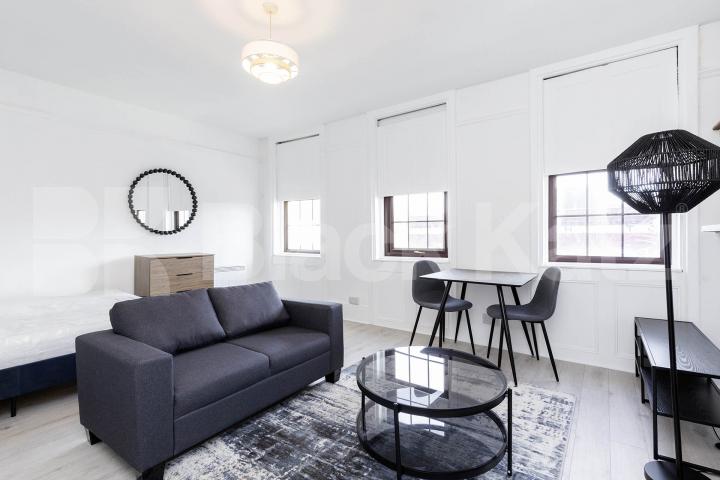 Recently refurbished spacious studio in an amazing loaction York Mews, Kentish Town